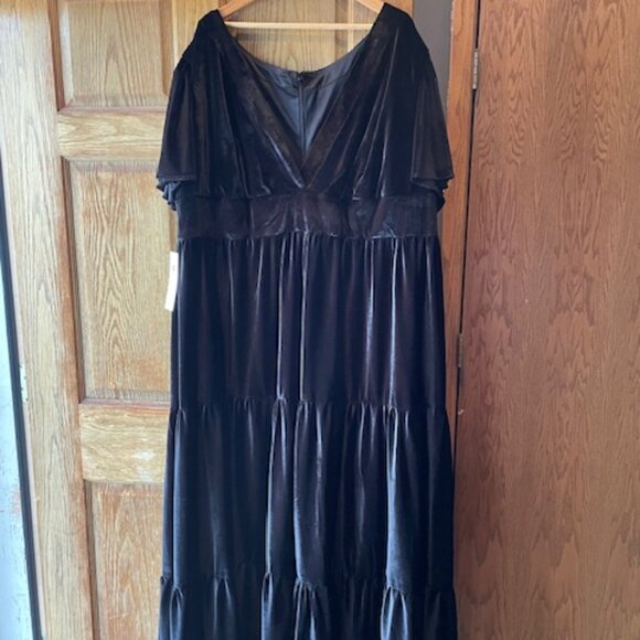 Black Velvet 28W Plus Formal Dress with Sleeves Long Layered Fall Wedding - Picture 2 of 4
